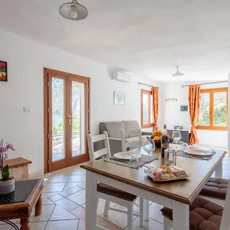 Dom wakacyjny Tiria House -